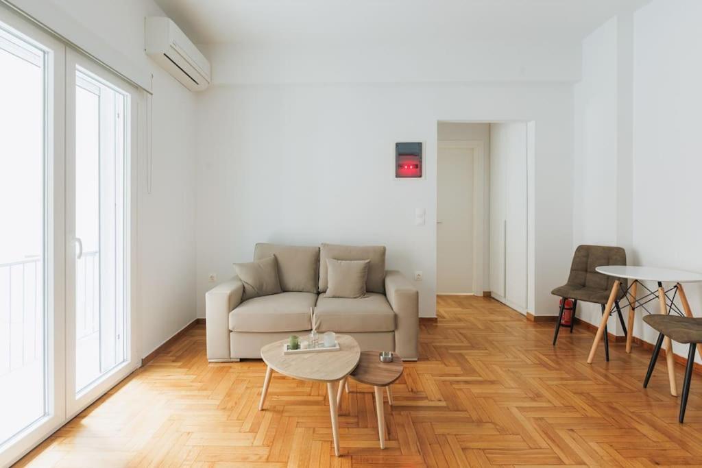 Comfy Shelter In Downtown Athene
